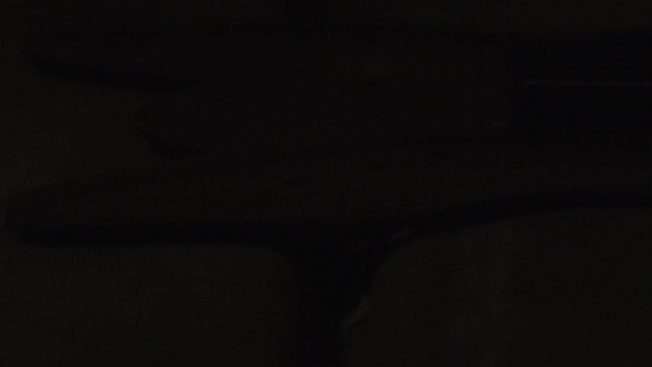 las chispas iluminan una pequeña herramienta de disco giratorio mientras corta un marco de metal en cámara lenta