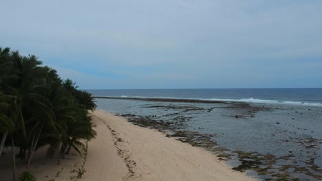 Drohnenaufnahmen-über-Blue-Pacific-Beach-Siargao