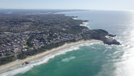 Vista-Panorámica-De-La-Playa-Del-Faro-Y-Los-Suburbios-En-Port-Macquarie,-Nsw,-Australia---Panorámica-Aérea