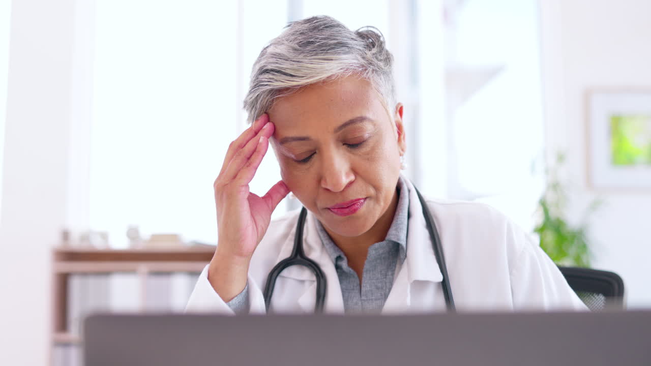 Medico, stress o mal di testa su laptop medico