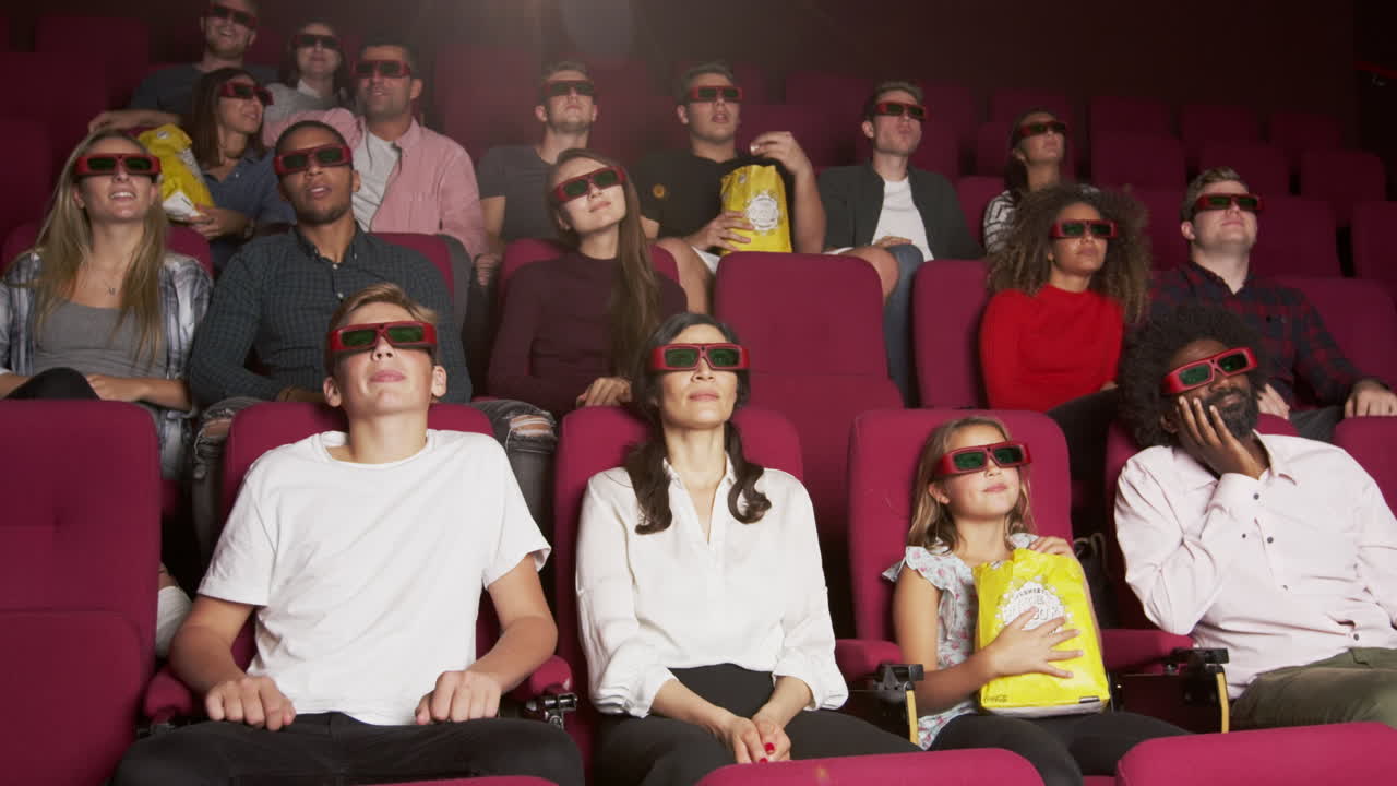 público en el cine viendo una película en 3d filmada en r3d
