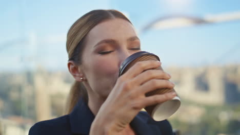 mujer satisfecha bebiendo café en la terraza de la mañana primer plano. feliz gerente descanso