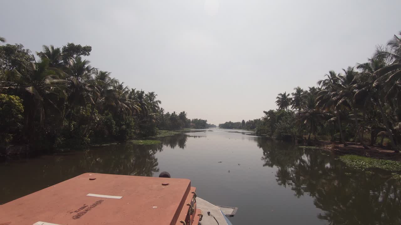 canal navegable de alappuzha o alleppey visto desde la proa del barco en movimiento, india