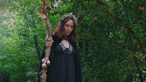 una joven druida caminando en un bosque pan medio tiro