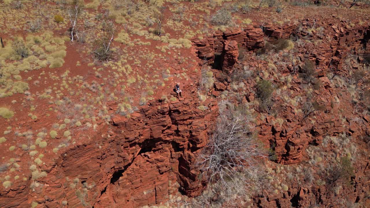 video de drones de la formación de rocas en el parque nacional de kariini, pilbara, australia occidental