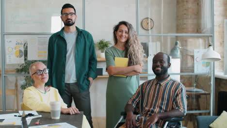 retrato grupal de un equipo de negocios diverso y alegre