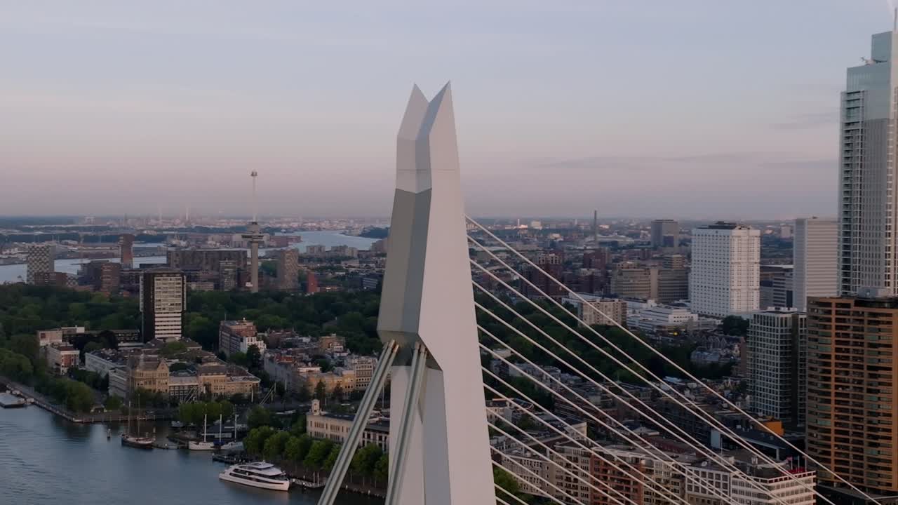 efecto paralaje órbita drone disparado alrededor de la punta de erasmusbridge rotterdam