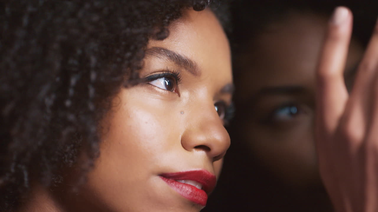 mujer mirando el reflejo