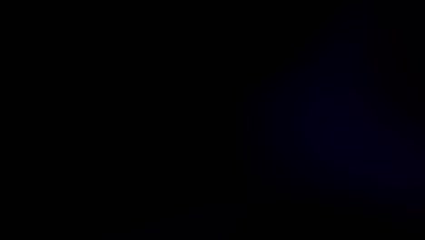 fugas de luz de colores realistas sobre un fondo negro.
