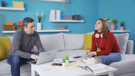 un padre aconsejando a su hija que no puede concentrarse en su lección.
