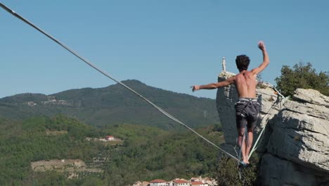 Gimbal-Aufnahme-Von-Männern-Auf-Einer-Slackline-Auf-Einem-Berggipfel