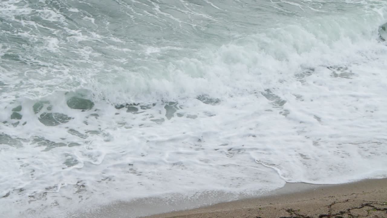 이전 파도의 거품에 깔린 파도