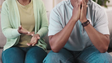estrés, sofá y manos de pareja en discusión