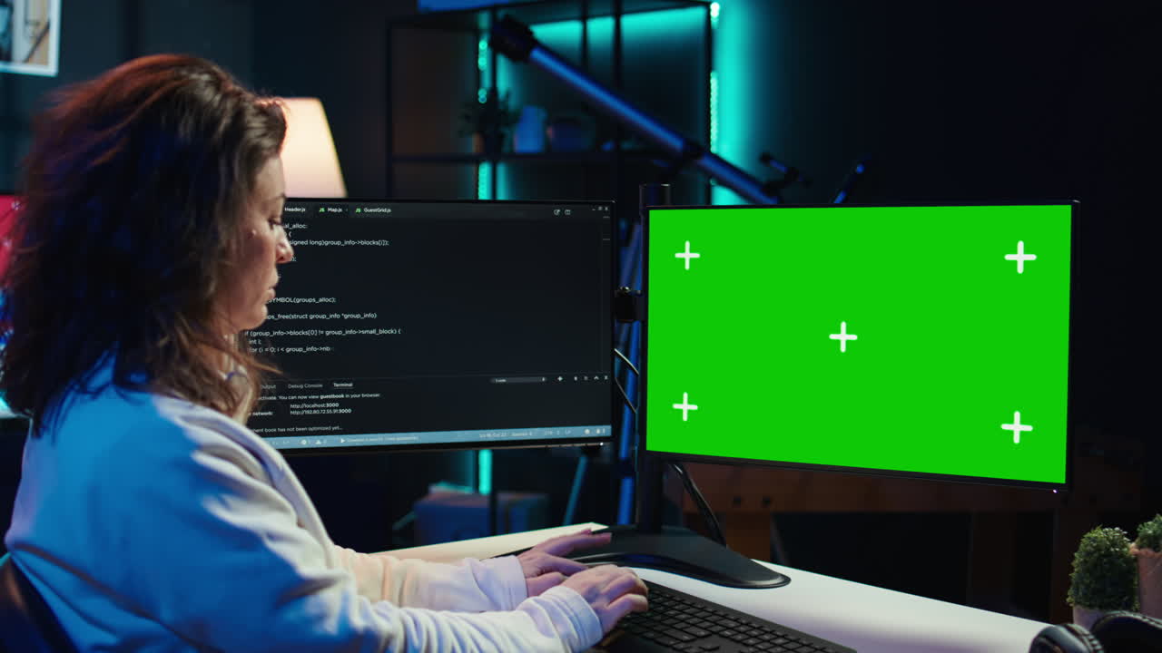Administratör installerar förstärkt kod på chroma key PC för att förhindra cyberattacker