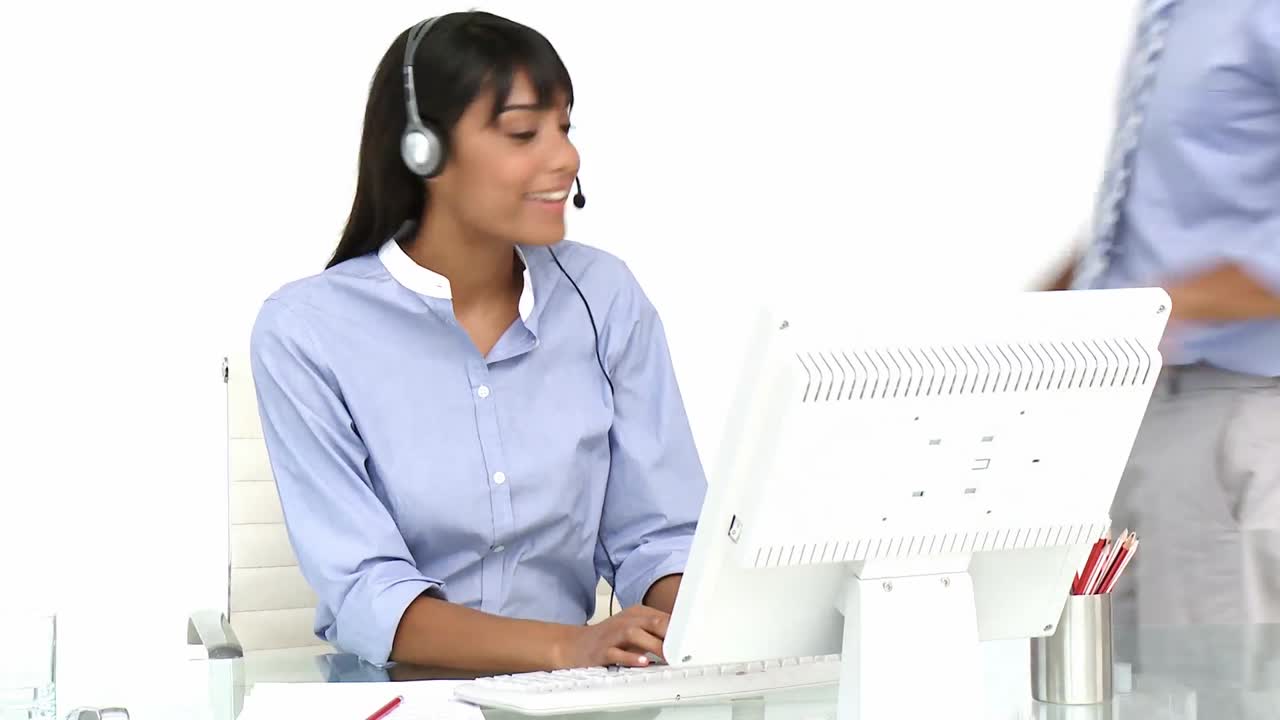 mujer de negocios étnica usando auriculares
