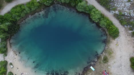 Person,-Die-Sich-Darauf-Vorbereitet,-Ins-Wasser-Der-Cetina-Flussquelle-Zu-Springen,-Auch-Bekannt-Als-Auge-Der-Erde,-Einer-Kalten-Karstquelle,-Kroatien