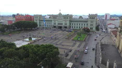 Toma-Aérea-De-La-Catedral-Nacional-De-Guatemala-Y-El-Palacio-De-Gobierno