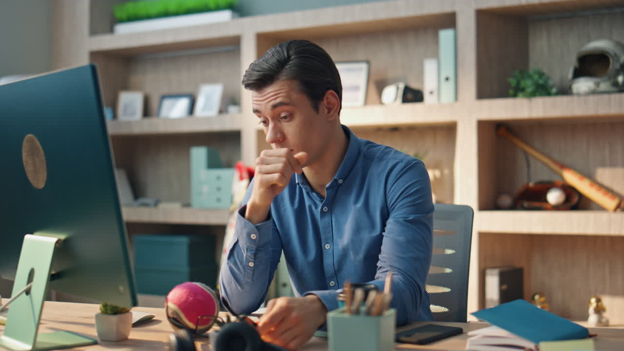 trabajador profesional cansado de la oficina frotando los ojos. hombre sobrecargado de trabajo estirando las manos