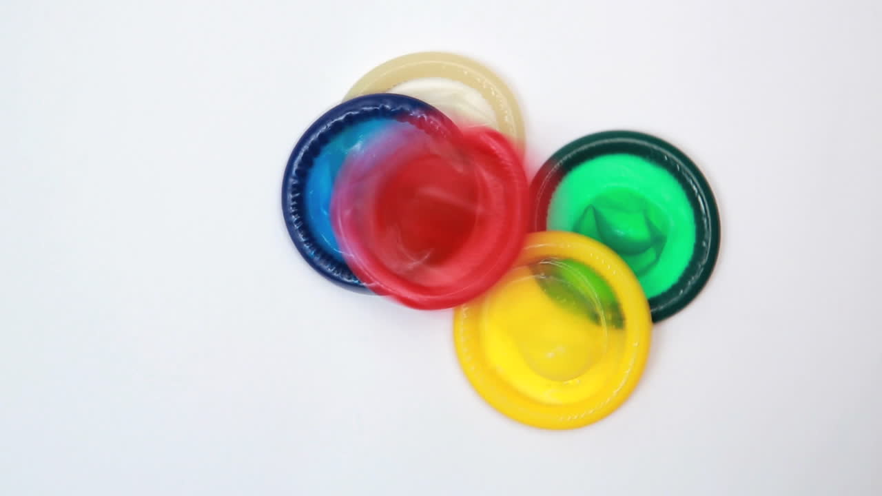 condones arrojados sobre una superficie blanca