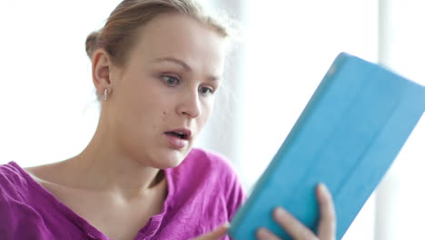 mujer usando su touchpad