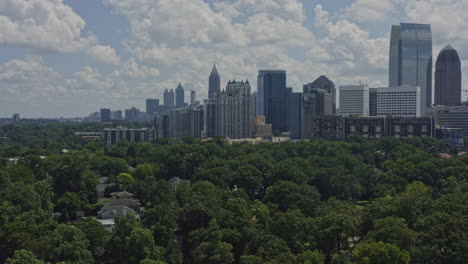 sobrevuelo aéreo v607 de atlanta georgia por el barrio de ansley park y rascacielos en el centro de la ciudad - julio de 2020
