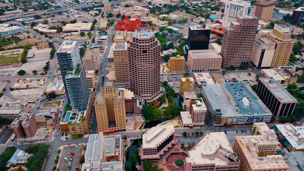 San Antonio USA, 14. august 2025: Luftfoto av San Antonio Frost Tower. Flyfoto av Frost Tower omgitt av byblokker i San Antonio sentrum