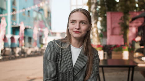 una adolescente sonriendo al aire libre