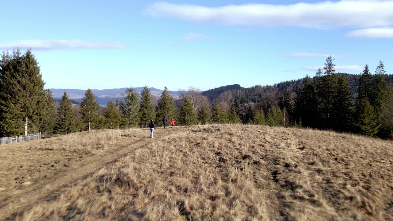 가을의 화창한 날 루마니아에 마른 풀이 있는 들판에 있는 가족