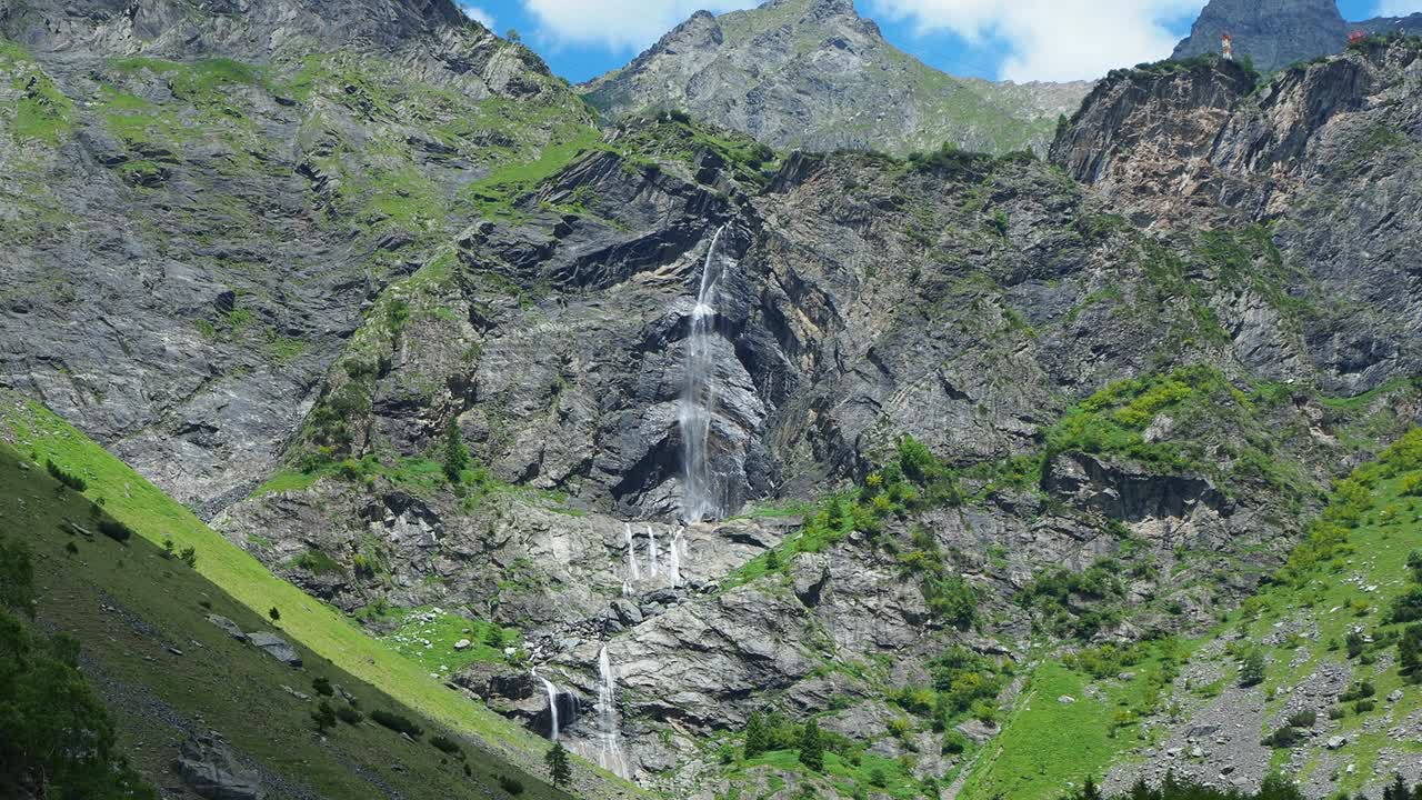 valbondione, bergamo, italia. las cataratas serio durante el verano con el flujo mínimo de agua. la cascada más alta de italia