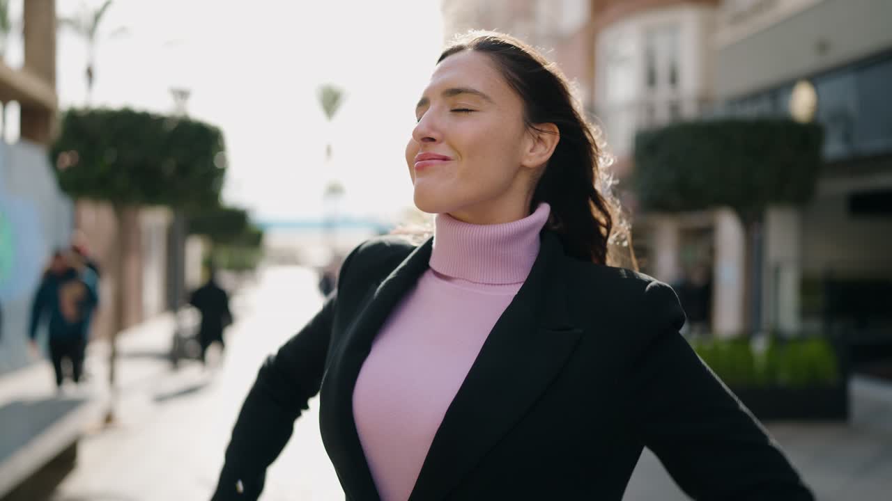 joven hispana sonriendo confiada de pie en la calle