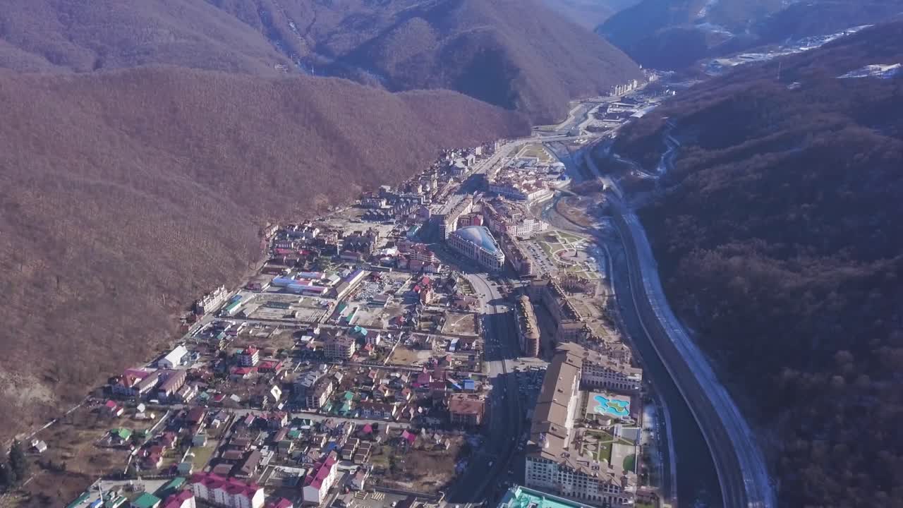 vista aérea de una ciudad turística de montaña