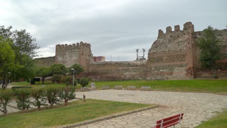 vista panorámica de las paredes de la acrópolis en tesalónica