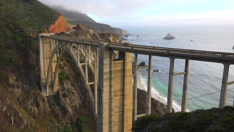 toma de establecimiento del famoso puente bixby en la autopista uno de california cerca de big sur