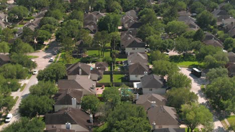 Aerial-of-affluent-homes-in-Houston