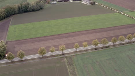 Un-Agricultor-Alemán-Está-Cosechando-Su-Campo-A-Finales-De-Otoño