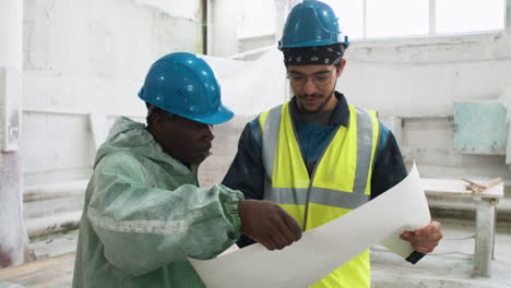 compañeros de trabajo en una fábrica de mármol