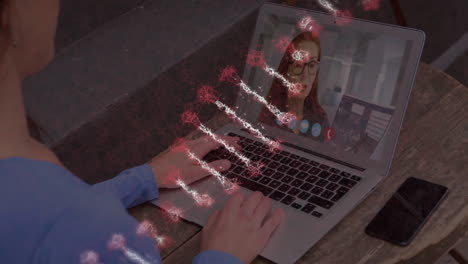 animación de una cadena de adn girando sobre una mujer en una llamada de video portátil
