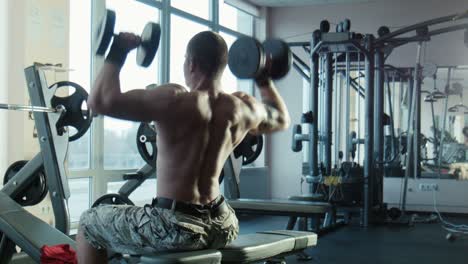 hombre trabajando con pesas en el gimnasio