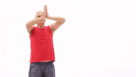 hombre maduro haciendo yoga