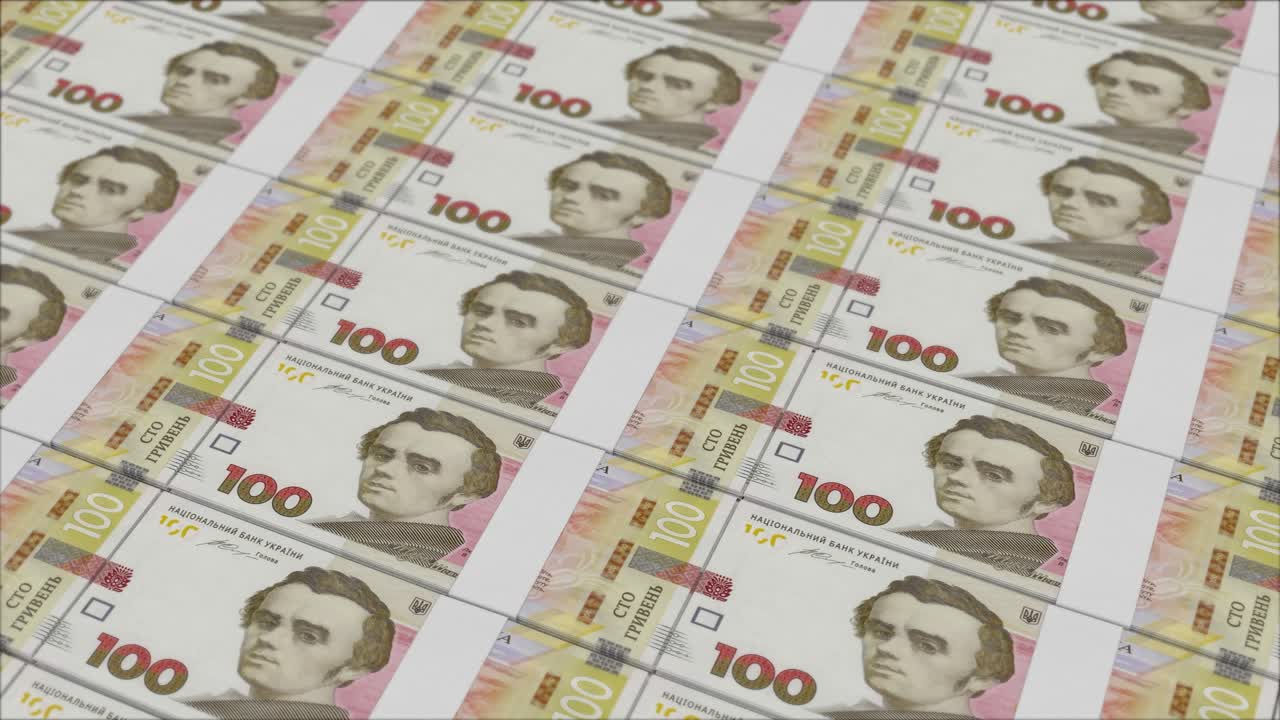 Billetes de 100 hrivnias ucranianas impresos por una prensa de dinero