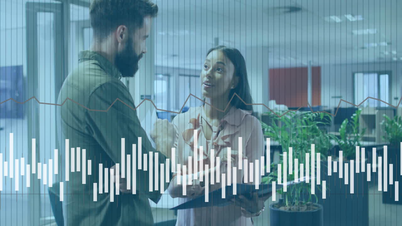 animación del procesamiento de datos financieros sobre diversas personas de negocios en la oficina