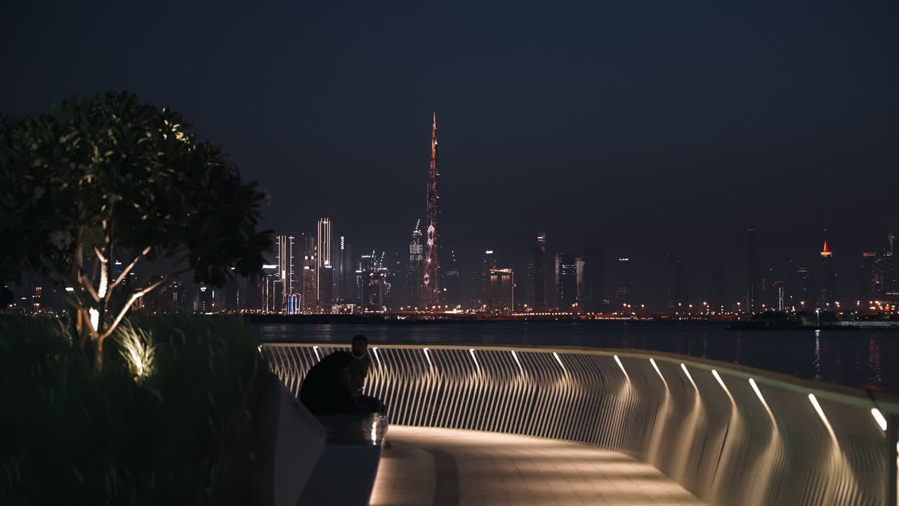 Skyline di Dubai di notte da una passeggiata sul lungomare