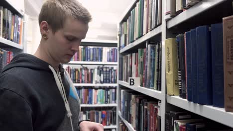 joven leyendo en una biblioteca