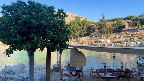 Strand-Von-Lindos-Mit-Blick-Auf-Die-Burgruine-Der-Akropolis-In-Rhodos,-Griechenland,-Reiseziel,-Tagsüber-In-4K-Gefilmt