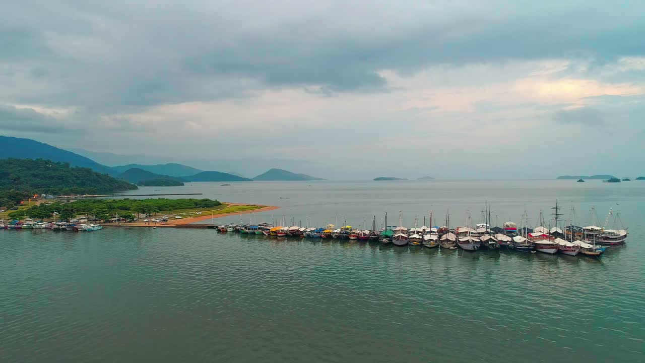 amplia vista aérea del paisaje de la costa de brasil en el estado de río de janeiro