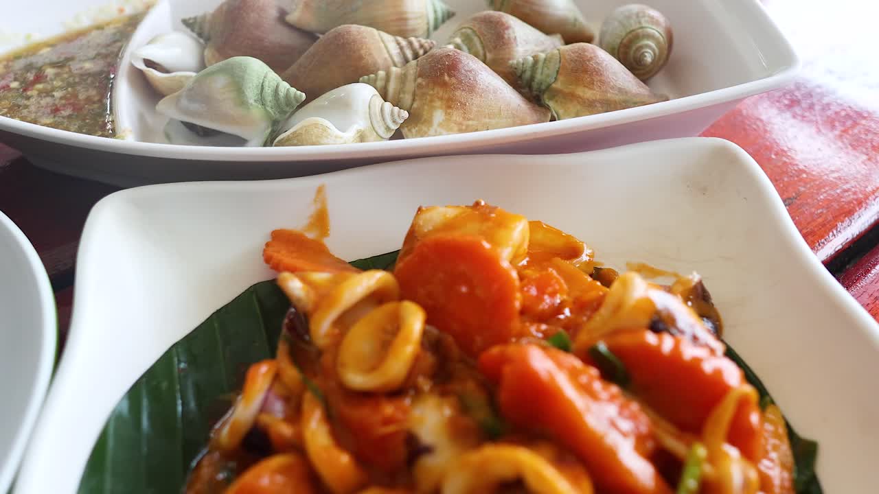 태국 크라비에서 제공되는 맛있는 해산물 요리