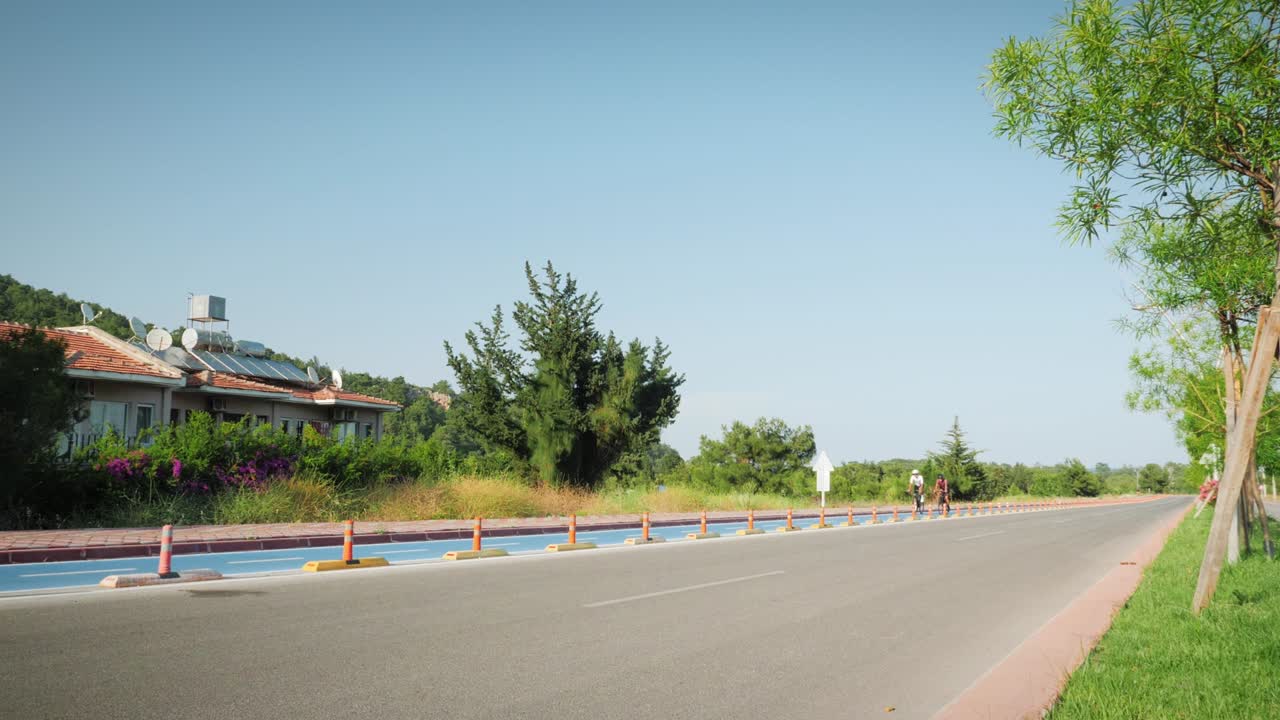 자전거를 타는 커플. 전문 자전거 타는 자전거 길에서 자전거 페달을 회전, 자전거 마라톤 전에 훈련. 친구와 함께 자전거. 자전거 컨셉. 피트니스 레크리에이션. 레저 활동