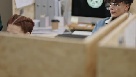 estudiante de negocios con estilo hombre usando un teléfono inteligente tomando una foto de la pantalla de la computadora en la oficina reunión compartiendo el desarrollo del proyecto en las redes sociales disfrutando de la tecnología de comunicación móvil