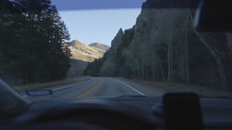 Conduciendo-A-Través-De-Las-Montañas-En-Un-Coche-Pov