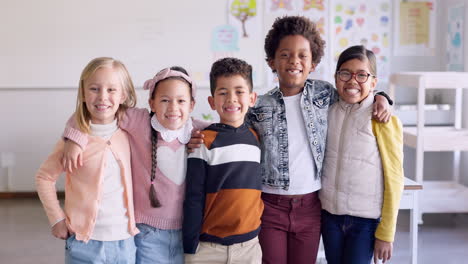 cara, niños y grupo feliz en el jardín de infantes